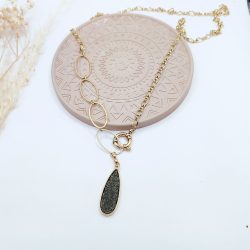 Κολιέ ατσάλι με ιδιαίτερο κούμπωμα και λαδί σταγόνα.