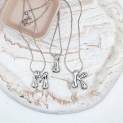 Κολιέ μονόγραμμα ατσάλι ασημί