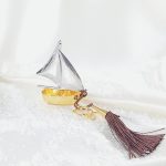 Μικρό καράβι μεταλλικό με καφέ φούντα