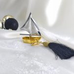 Μικρό καράβι μεταλλικό με μαύρη φούντα